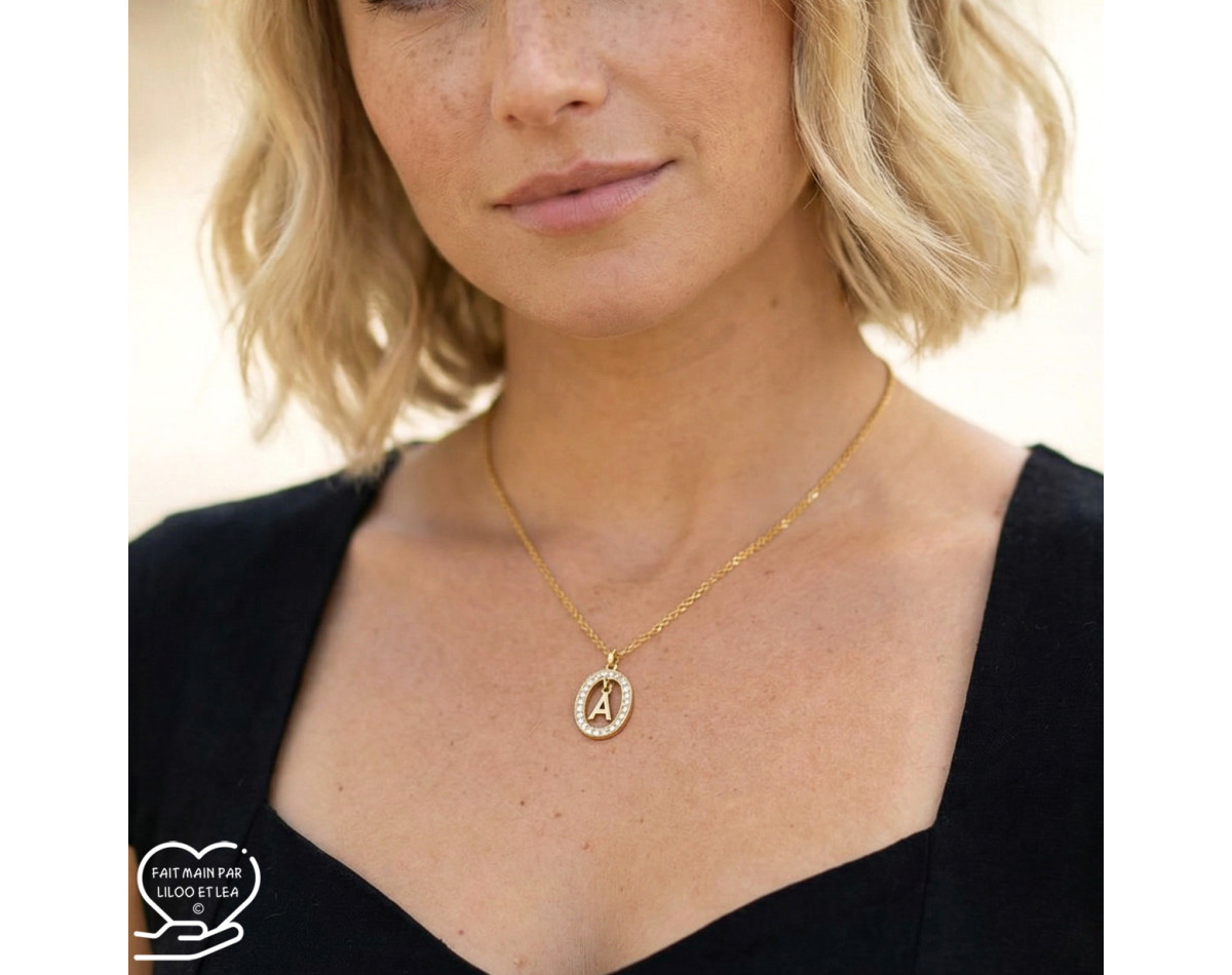 Collier personnalisé pendentif ovale creux et lettre initiale acier inoxydable argent