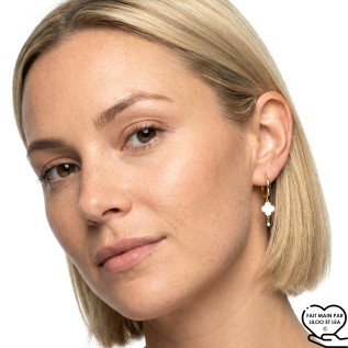 Boucles d'oreilles petites créoles et trèfles blancs en émail sur acier inoxydable argent or vendues par paire