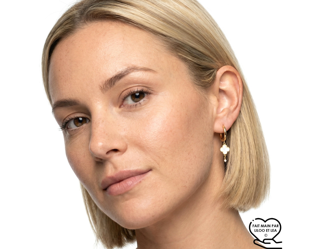 Boucles d'oreilles petites créoles et trèfles blancs en émail sur acier inoxydable argent or vendues par paire