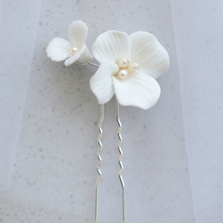 Epingle à cheveux chignon mariage FLORA deux fleurs porcelaine perles nacrées