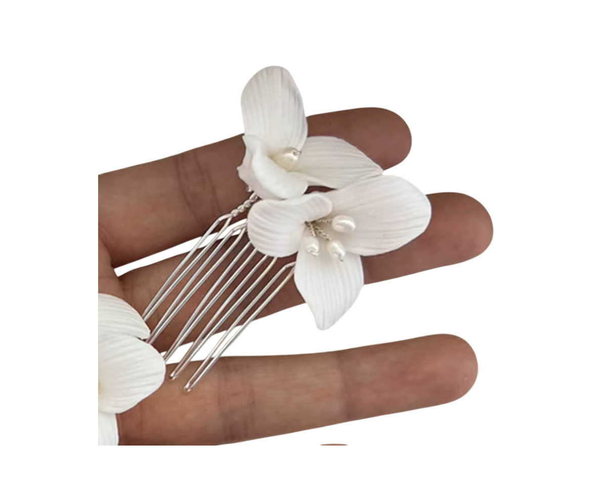 Peigne cheveux mariage JANE fleurs porcelaine à trois pétales perles d'eau douce
