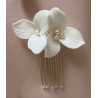 Peigne cheveux mariage JANE fleurs porcelaine à trois pétales perles d'eau douce