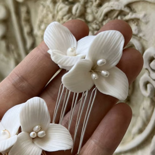 Peigne cheveux mariage JANE fleurs porcelaine à trois pétales perles d'eau douce