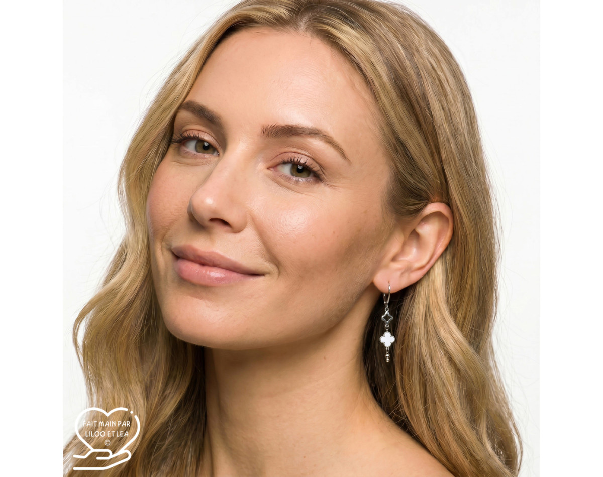 Boucles d'oreilles dormeuses trèfles blancs en émail et trèfles creux sur acier inoxydable argent or vendues par paire