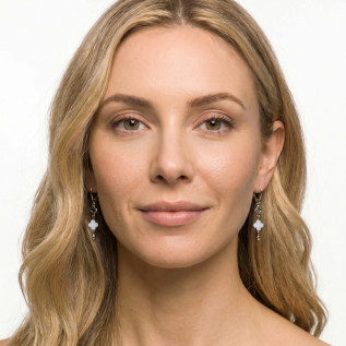 Boucles d'oreilles dormeuses trèfles blancs en émail et trèfles creux sur acier inoxydable argent or vendues par paire
