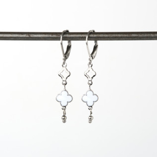 Boucles d'oreilles dormeuses trèfles blancs en émail et trèfles creux sur acier inoxydable argent or vendues par paire