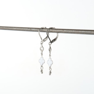 Boucles d'oreilles dormeuses trèfles blancs en émail et trèfles creux sur acier inoxydable argent or vendues par paire