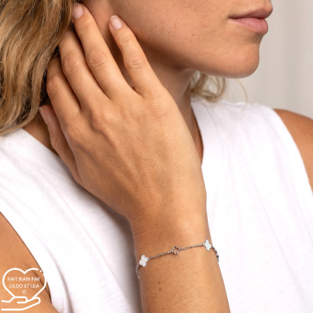 Leverback earrings, white enamel and hollow clover pendants on silver or gold stainless steel.
Sold in pairs.