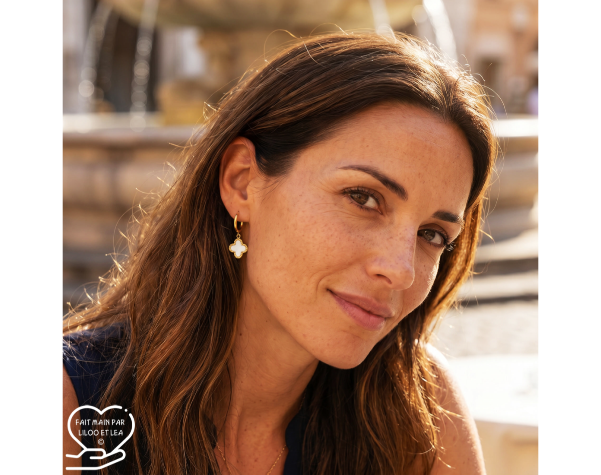 Boucles d'oreilles créoles et trèfles blancs en nacre sur acier inoxydable argent or vendues par paire cadeau femme