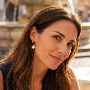 Boucles d'oreilles créoles et trèfles blancs en nacre sur acier inoxydable argent or vendues par paire cadeau femme