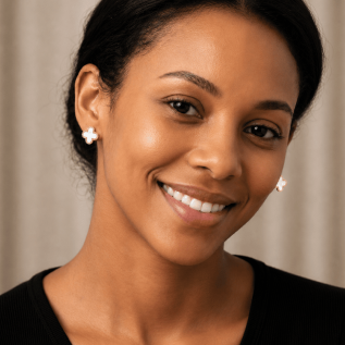Boucles d'oreilles sur clous trèfles blancs en nacre sur acier inoxydable or vendues par paire cadeau femme