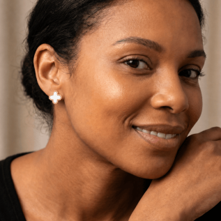 Boucles d'oreilles sur clous trèfles blancs en nacre sur acier inoxydable or vendues par paire cadeau femme