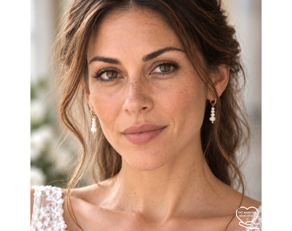 Boucles d'oreilles mariée petites créoles et perles en nacre blanche sur acier inoxydable argent ou or bijou mariage
