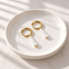 Boucles d'oreilles mariée petites créoles et perles en nacre blanche sur acier inoxydable argent ou or bijou mariage